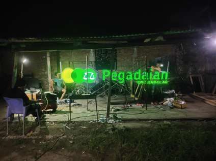 Neon sign Pegadaian hasil produksi CV Smart Indonesia menyala di malam hari