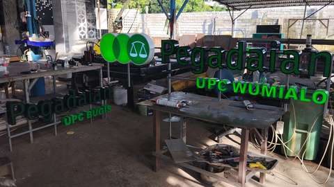 Dokumentasi produksi signage di workshop CV Smart Indonesia.
