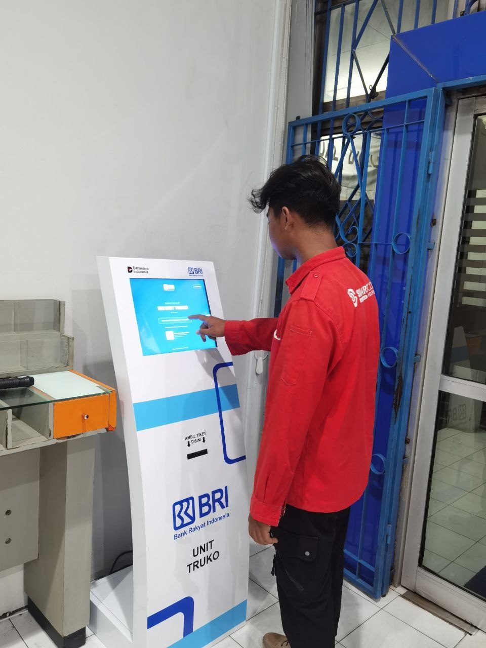 Instalasi mesin antrian — BRI Unit Nolokerto — dokumentasi foto 5