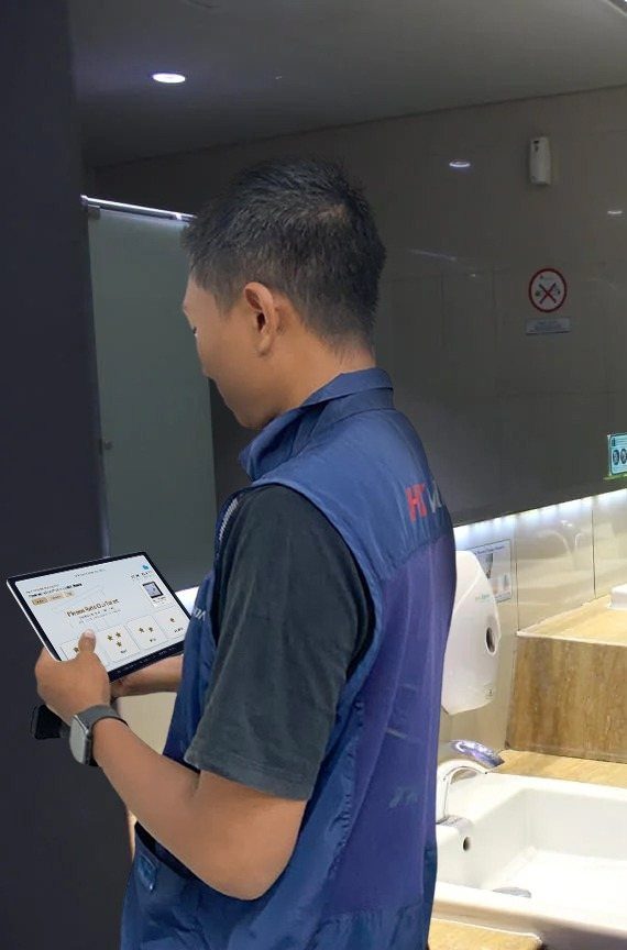 Instalasi SmartSanitasi — Tablet survei digunakan petugas di area toilet