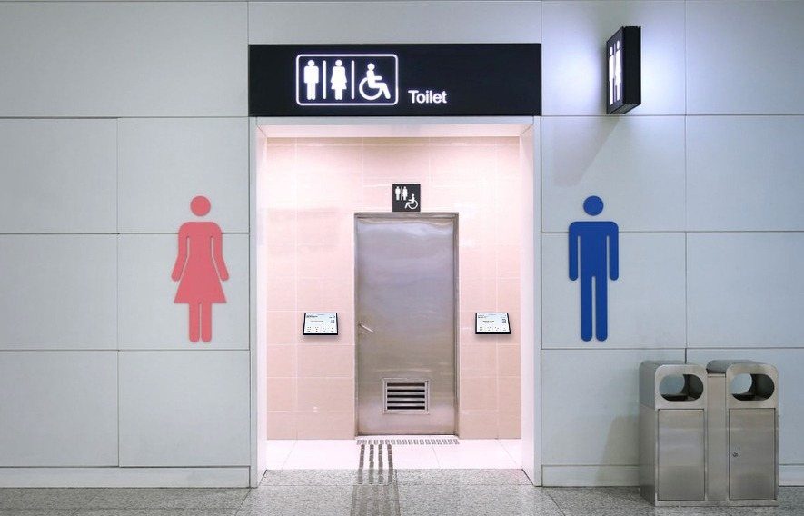 Instalasi SmartSanitasi — Unit terpasang di pintu masuk toilet umum