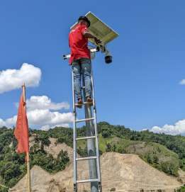 Teknisi memasang kamera CCTV bertenaga surya di Bendungan Bulango Ulu