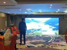 Videotron indoor terpasang di ballroom hotel